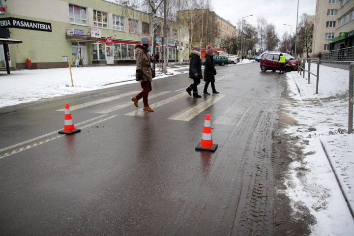 Groźne zdarzenie na ul. Kołobrzeskiej w Olsztynie. 87-letni kierowca zasłabł za kierownicą [ZDJĘCIA]