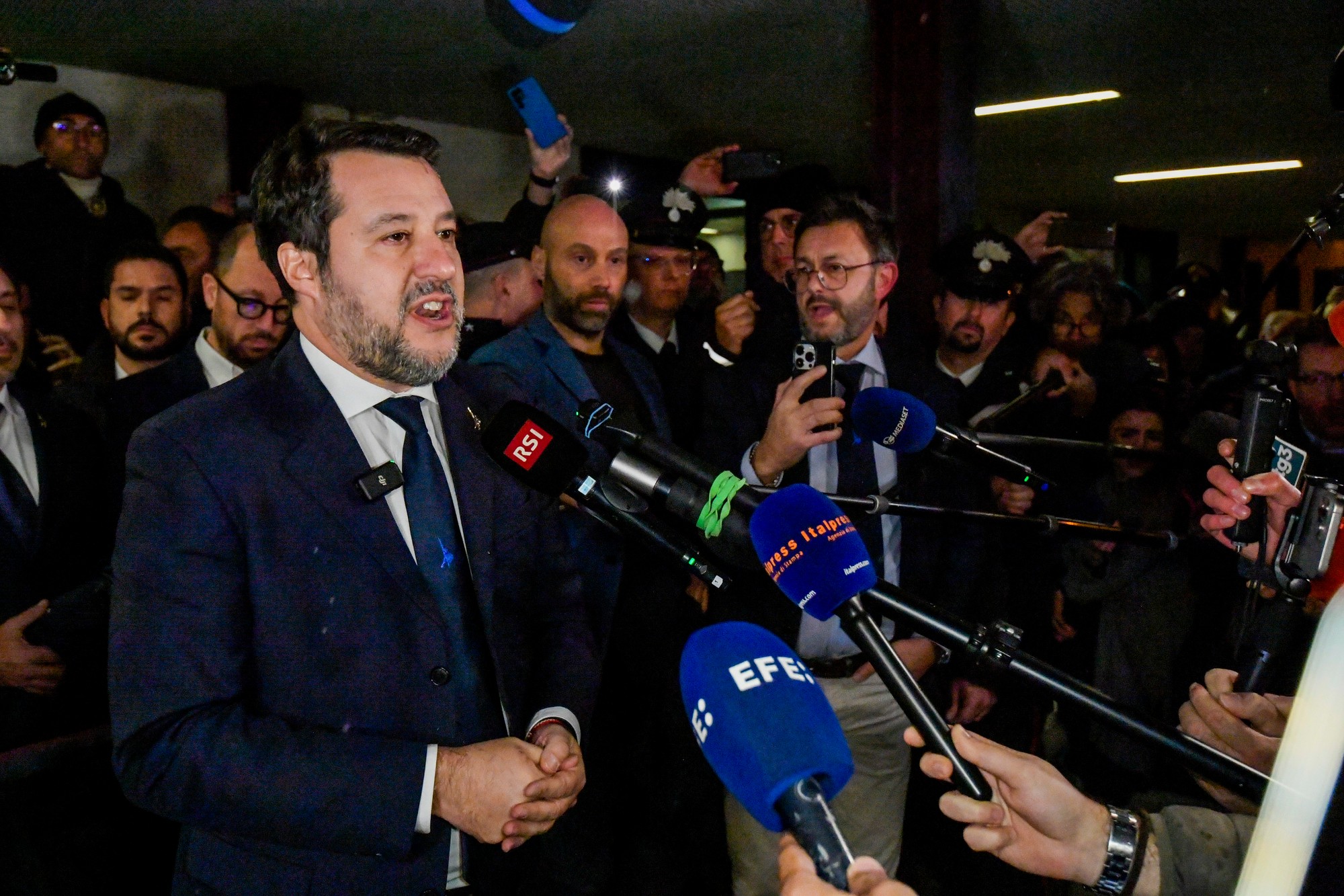 Taliansky súd zbavil vicepremiéra Mattea Salviniho obvinení zo zneužitia úradnej moci a nezákonného zadržiavania migrantov na záchrannej lodi v roku 2019.