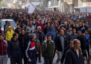 Stotine ljudi izašle su na ulice Beit Lahije uzvikujući parole protiv Hamasa | Foto: AFP