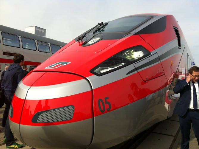 Państwowy włoski przewoźnik Trenitalia, który kupił 50 takich zabawek, twierdzi, że to najszybszy i najładniejszy pociąg w Europie. Nazwa handlowa - Zefiro. Kanadyjski Bombardier wygrał ten kontrakt o wartości ponad 1,5 mld euro, zawiązując konsorcjum z włoskim producentem AnsaldoBreda. Producent zobowiązał się do zapewnienia możliwości kursowania z pasażerami z prędkością do 360 km/h. A twierdzi, że jest w stanie rozhuśtać Zefiro do 400 km/h. To już najwyższa liga: koleje bardzo dużych prędkością. Wszystkie maja jeździć z pasażerami latem 2015 r.Fot. Konrad Majszyk