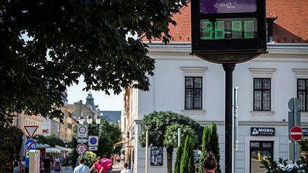 Megbénítja az életünket a trópusi meleg: leállították a műtéteket, felgyűrődött a reptér kifutója – Mi jöhet még?