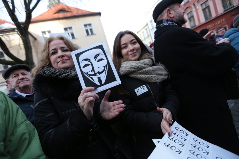 Ostre słowa na transparentach na manifestacji KOD