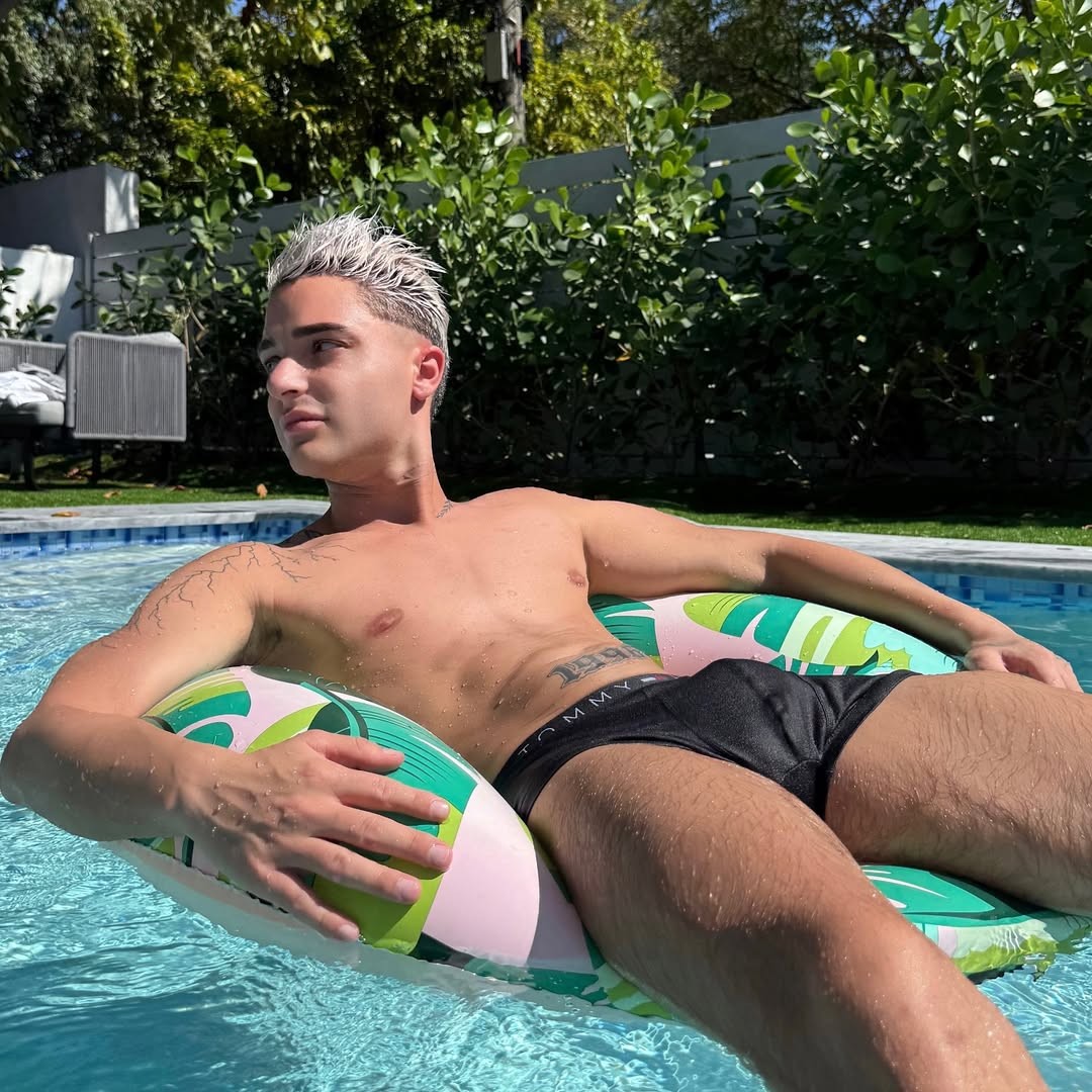 Spevák a influencer David Key.