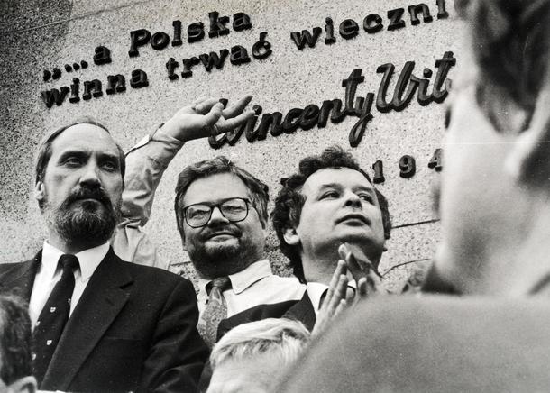 Demonstracja pod hasłem „Zlustrować Belweder pod pomnikiem Wincentego Witosa, zorganizowana przez Porozumienie Centrum. Od lewej: Antoni Macierewicz, Adam Glapiński i Jarosław Kaczyński, Warszawa, 4 czerwca 1993 r.