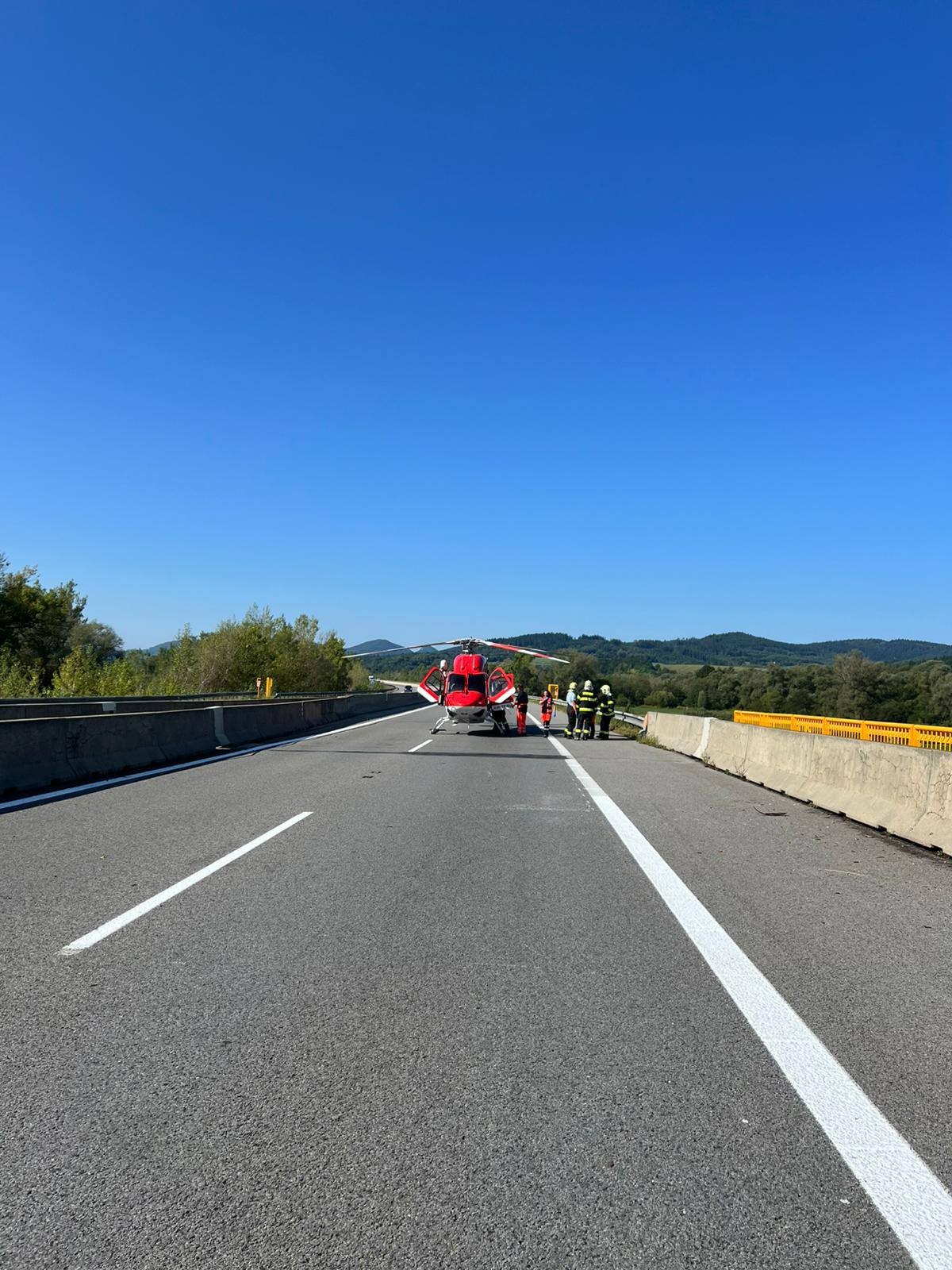 Na diaľnici D1 sa zrazil kamión a cestárske vozidlo.