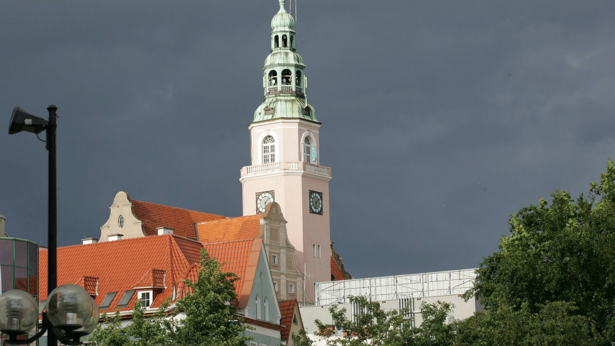 Olsztyńscy działacze PJN choć nie popierają działań prezydenta Olsztyna Piotra Grzymowicza, to uważają, że organizowanie obecnie referendum ws. jego odwołania jest "polityczną hucpą". PJN to pierwsza partią, która otwarcie opowiedziała się przeciw referendum.