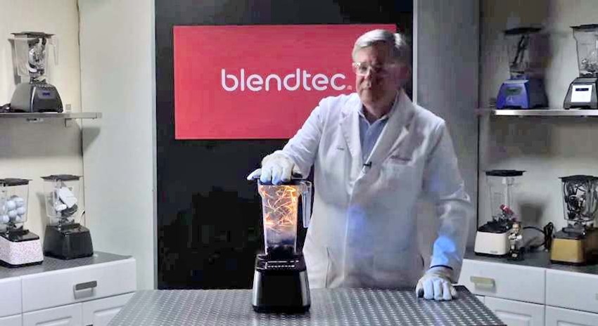 Tom Dikson pored blendera sa magnetima