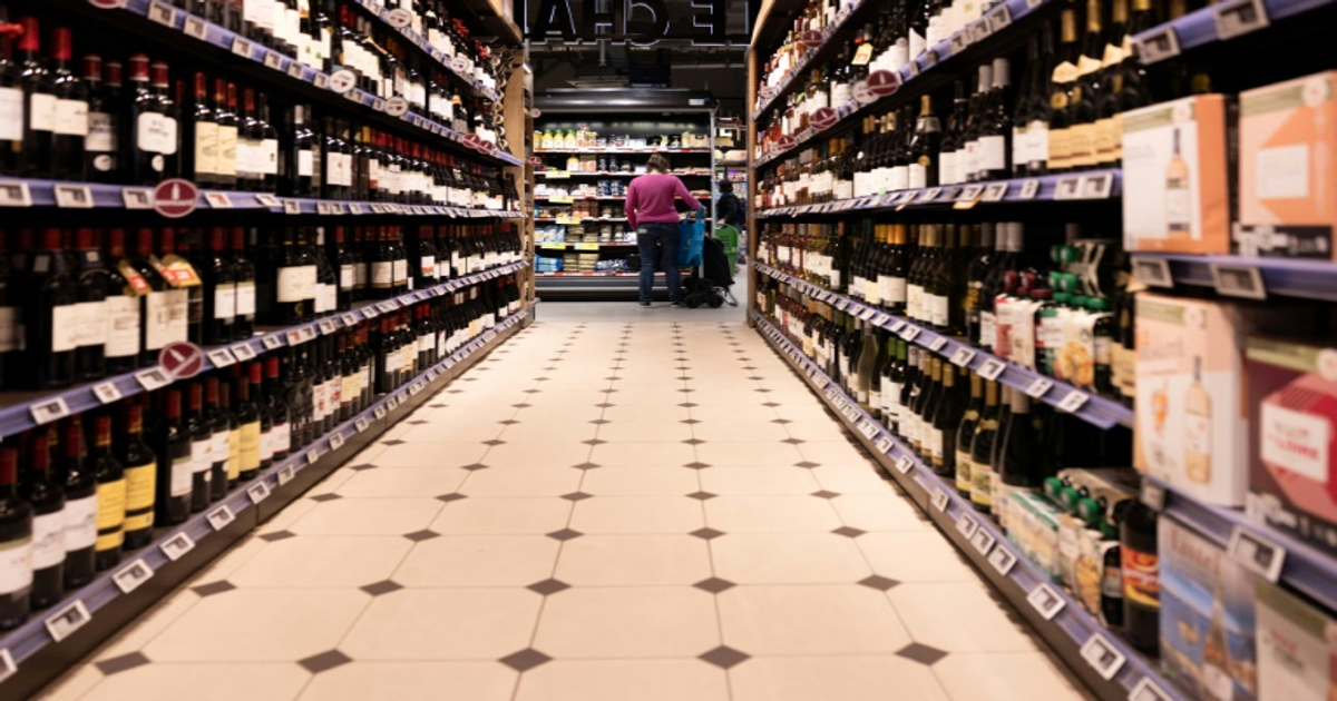 Alcool aux mineurs : 86% des supermarchés enfreignent la loi
