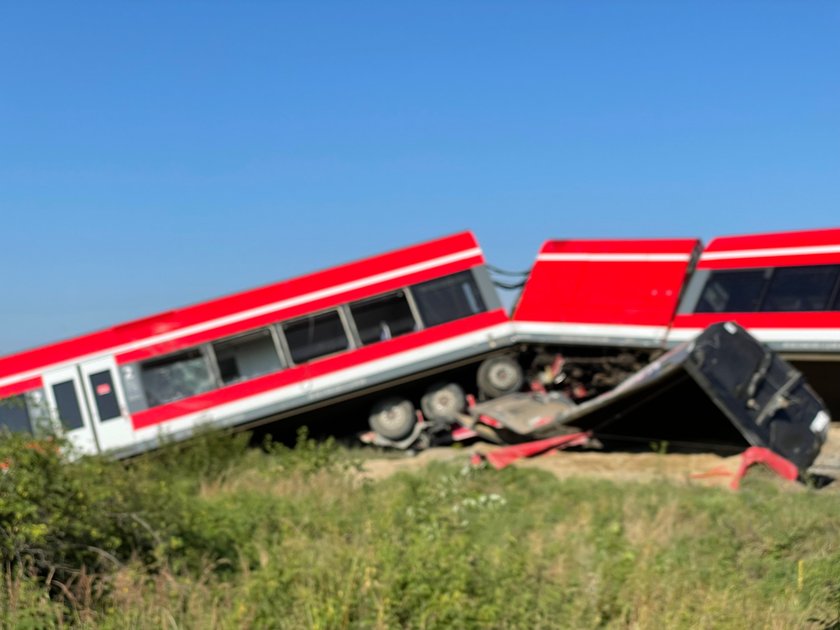 Dramat w Kołbaskowie. Ciężarówka zderzyła się z pociągiem