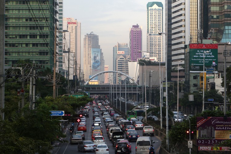 Średni koszt dobowego zakwaterowania to 39 dol. Ceny w poszczególnych standardach są zbliżone do szanghajskich, jednak nie znajdziemy tam tak tanich hosteli i hoteli 1 gwiazdkowych, jak w Chinach. Bangkok jest miastem zdecentralizowanym. Nie można  współcześnie wyznaczyć tam jednego ścisłego centrum. Nie wpływa to jednak na rozkład cen, ich rozpiętość jest bowiem bardzo duża (średnio od 157 za 5 gwiazdkowy hotel do 12 dol. za motel).