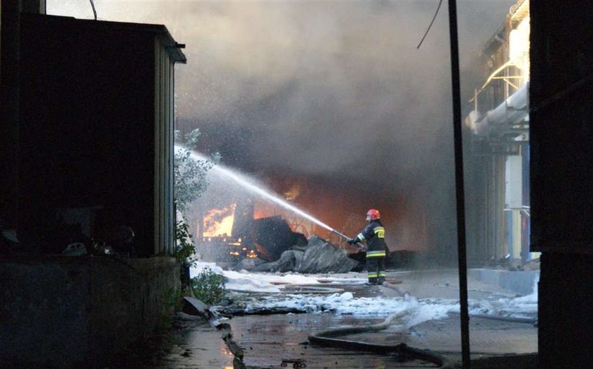 Pożar hali w fabryce folii