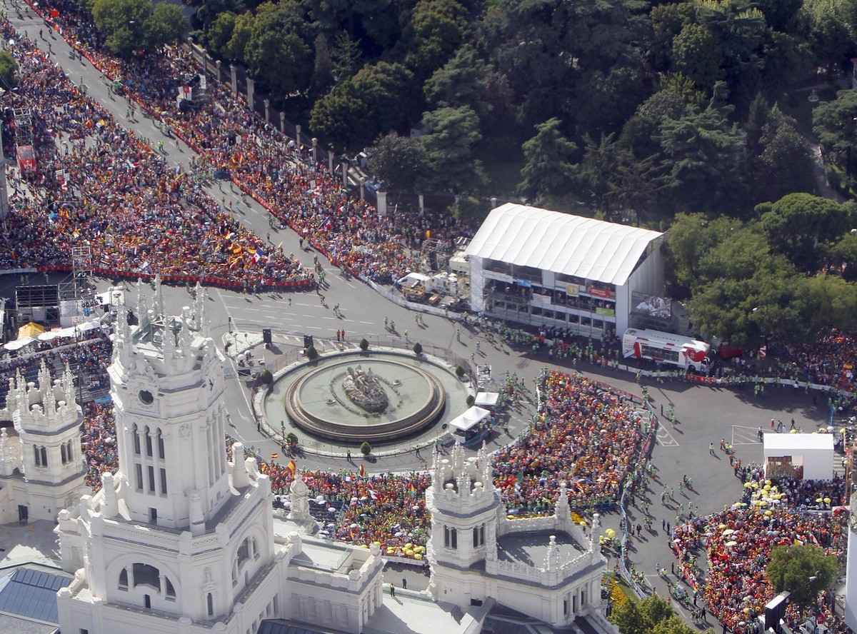 Tłumy młodzieży w centrum Madrytu czekające na papieża