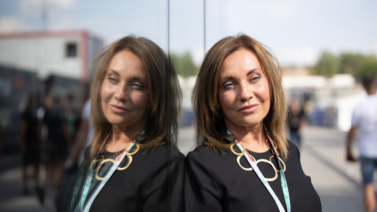Rendezőnek áll Rost Andrea
