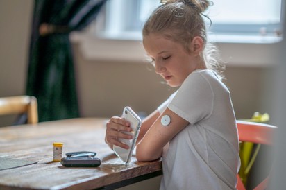 Az 1-es típusú cukorbeteg gyerekek maguknál tarthatják az iskolában a mobiltelefont