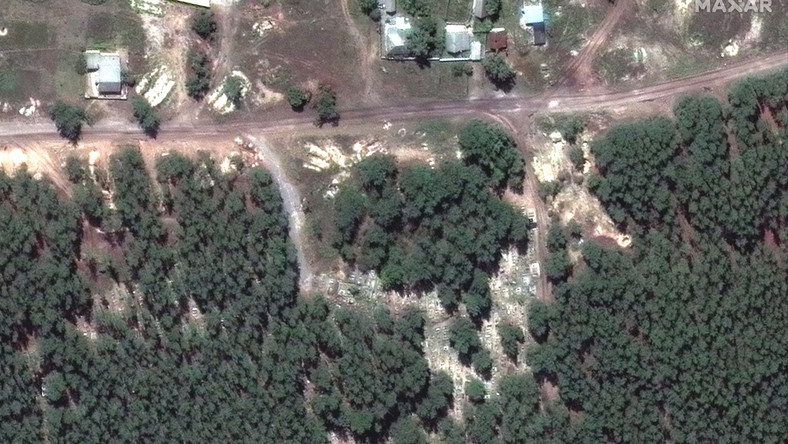 Satelitarne zdjęcia masowych grobów pod Iziumem