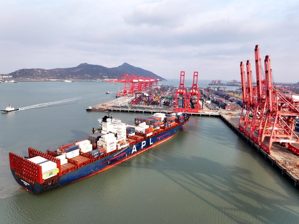 Kontenerowiec opuszcza port w Lianyungang, jeden z największych portów w Chinach
