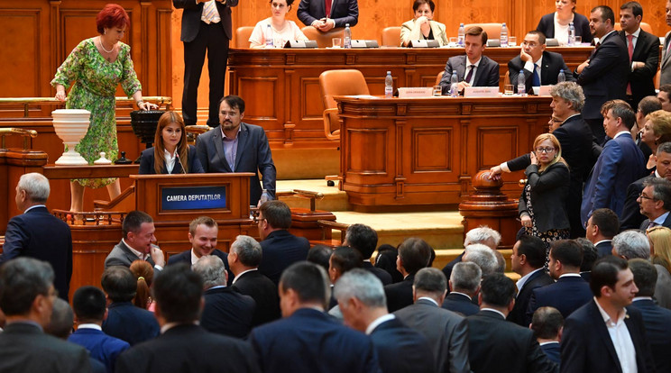 Nagy volt ma a felfordulás a román parlamentben / Fotó: AFP
