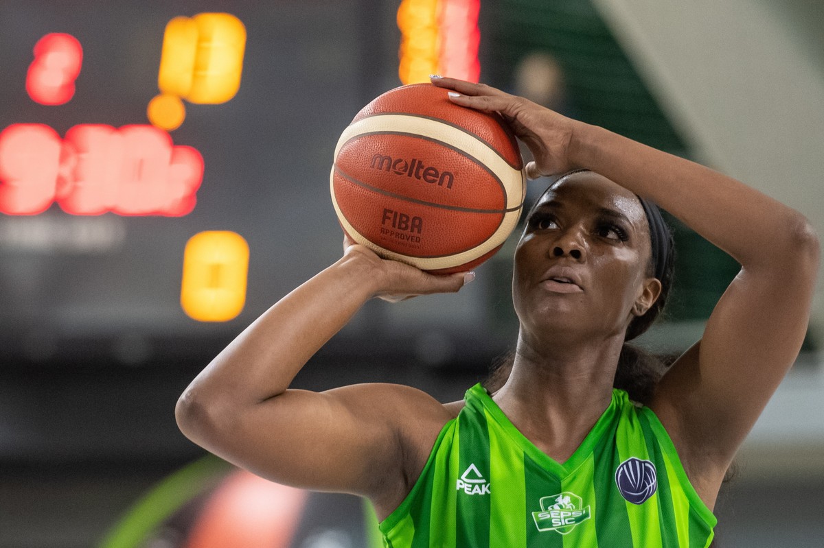 Zawodniczka ACS Sepsi Sfantu Gheorghe Chelsea Nelson (C) podczas meczu 3. kolejki gr. A Euroligi koszykarek z Polskim Cukrem AZS UMCS Lublin