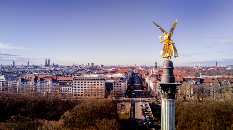 Monachium, pomnik Friedensengel, przedstawiający złotego anioła pokoju na kolumnie