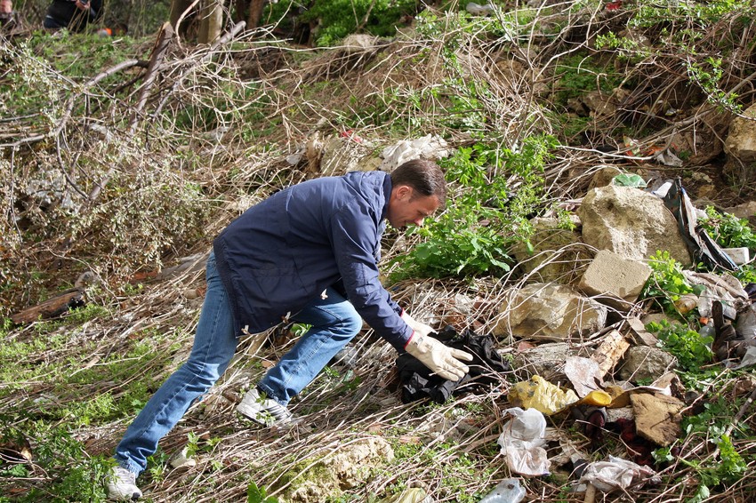Gradonačelnik je vredno čistio đubre sa deponije