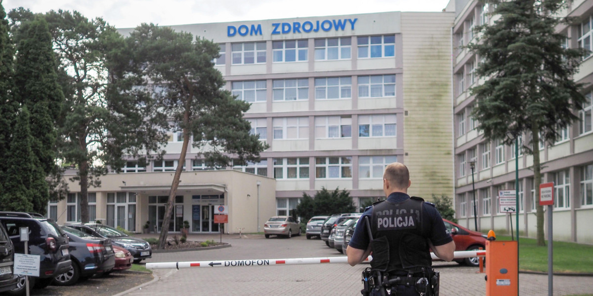 Budynek sanatorium w Ciechocinku jest strzeżony przez policję