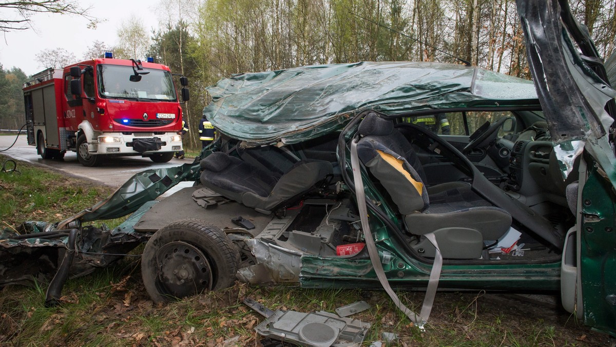 Sprawą wypadku drogowego w Klamrach k. Chełmna, w którym zginęło siedmioro nastolatków i dwoje zostało rannych, zajmie się sąd rodzinny i nieletnich. Policja ustaliła, że samochodem kierował 16-latek, który przeżył wypadek.