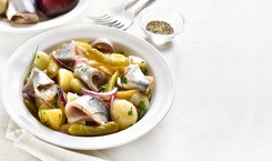 Ten weekend to czas 'śledzików'. Szybkie i proste sałatki z tą rybą [PRZEPISY]