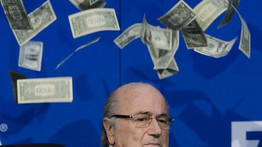 Pénzzel dobálták meg Blattert
