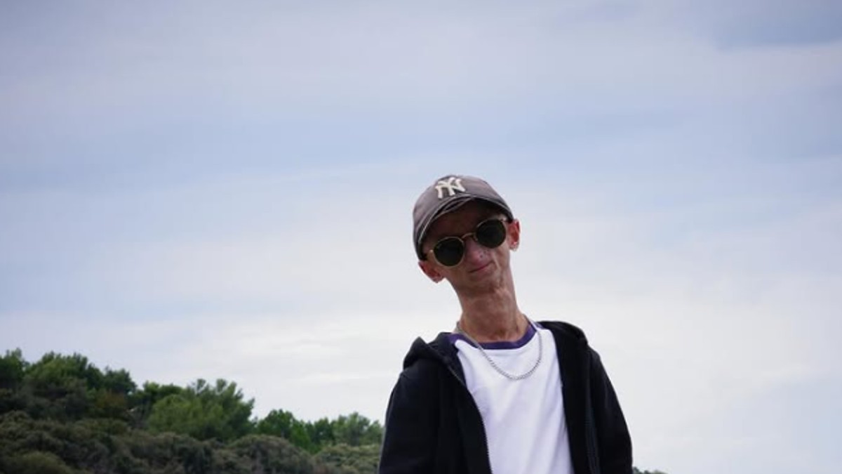 Umro influenser koji se rodio kao Bendžamin Baton