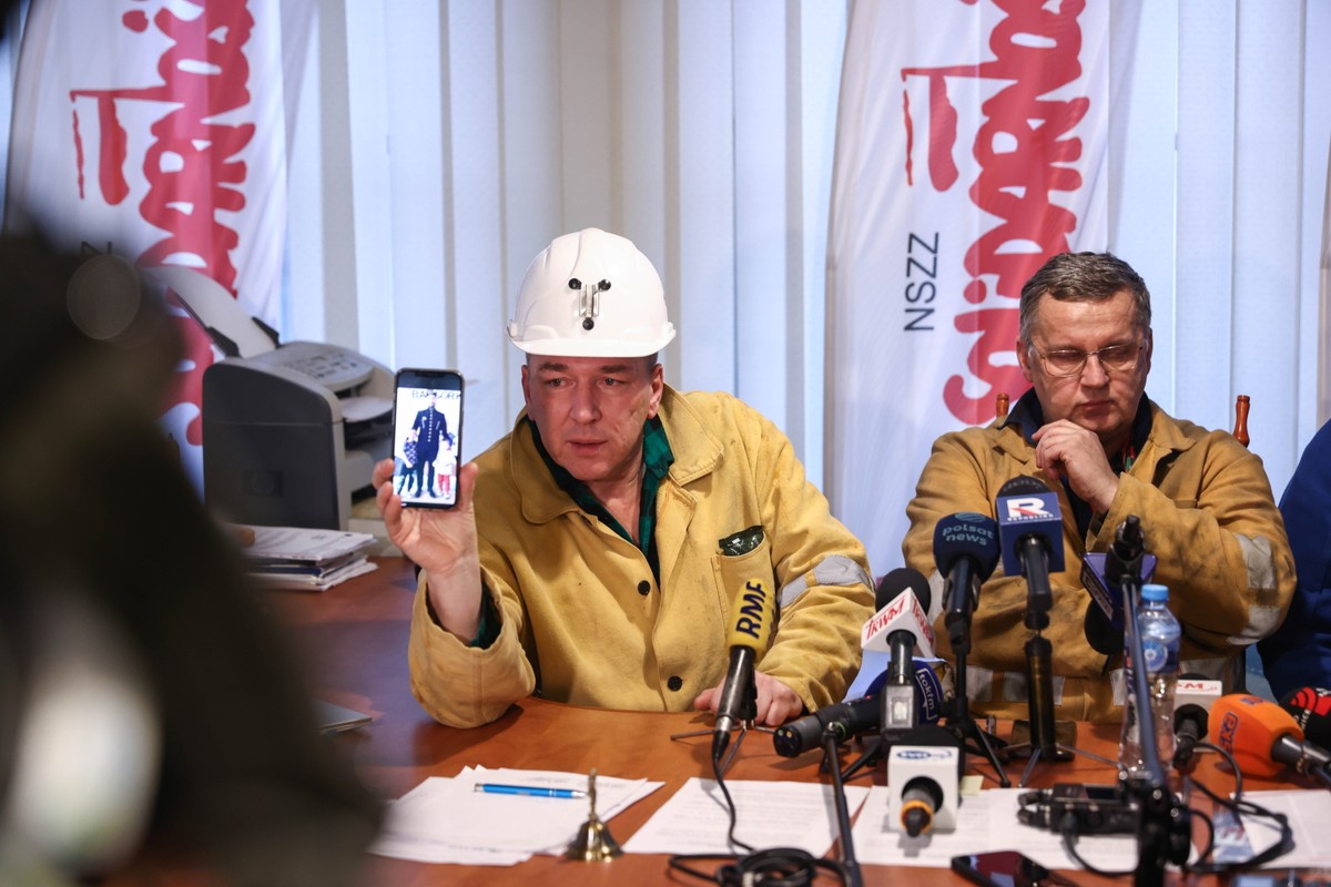 Kilkudziesięciu górników w proteście zostało pod ziemią. Wzywają ministra