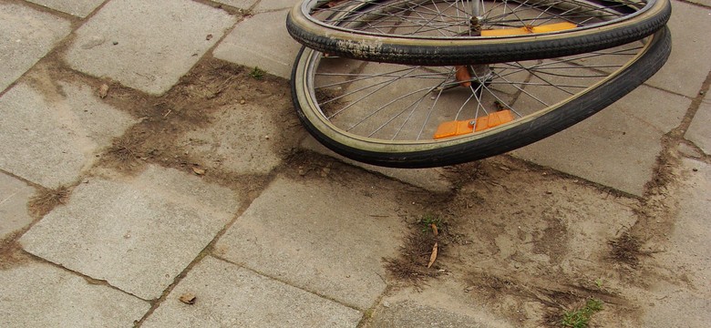 Wepchnęli rowerzystę pod autobus. Jest pierwszy zatrzymany