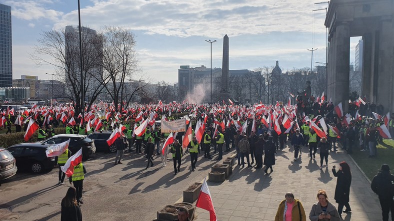 Protestujący zbierają się przed Pałacem Kultury