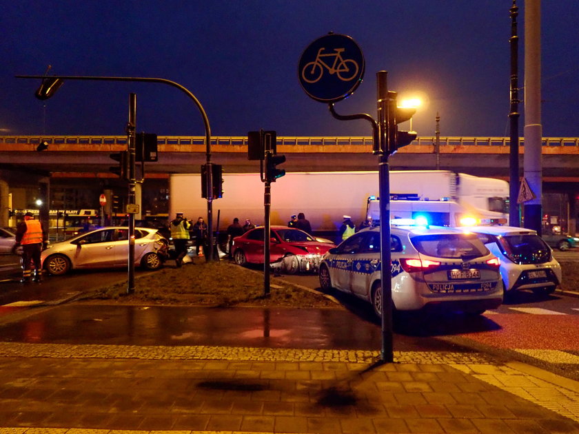 Wypadek na skrzyżowaniu. Ranni dwaj policjanci 