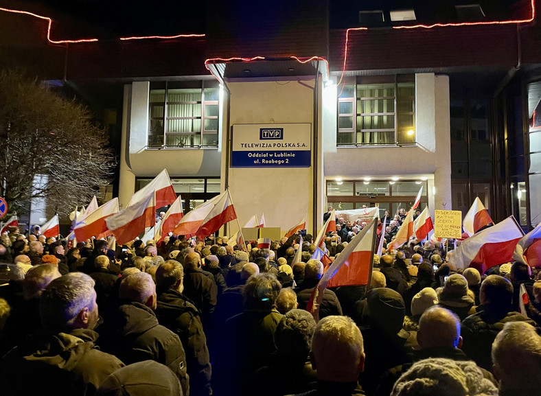 Protest zwolenników PiS przed budynkiem TVP3 Lublin
