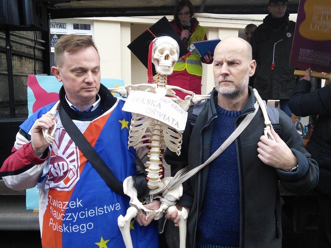 <b>Roczny urlop dla nauczycieli</b>
<br>
<br>
Swoją Kartę mają także nauczyciele i - podobnie jak w przypadku górników - rząd chciałaby ukrócić przywileje w niej zawarte, a przysługujące tej grupie zawodowej. Już zostały zresztą podjęte takie próby, co spotkało się <a  href=