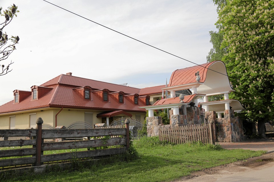 Dom biskupa, słynny "pałac", w którym znajdują się tez pomieszczenia przeznaczone pod Ośrodek Opiekuńczo-Rehabilitacyjny Caritas, z lewej strony budynku