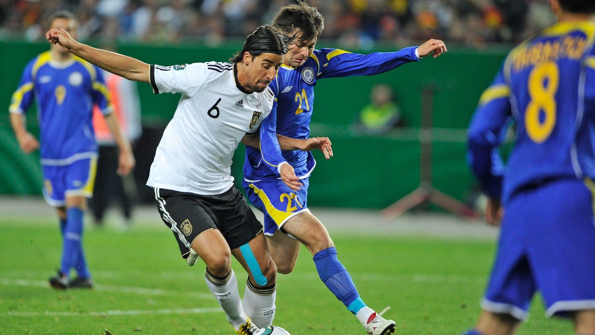 Piłkarze Niemiec są coraz bliżej Euro 2012. W sobotę, wygrywając w Kaiserslautern z Kazachstanem 4:0, dołączyli do Hiszpanii i Holandii - jedynych drużyn, które do tej pory w eliminacjach zdobyły komplet punktów.