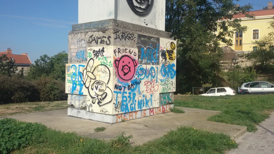 Postament je tako ižvrljan da je i tabla nečitka