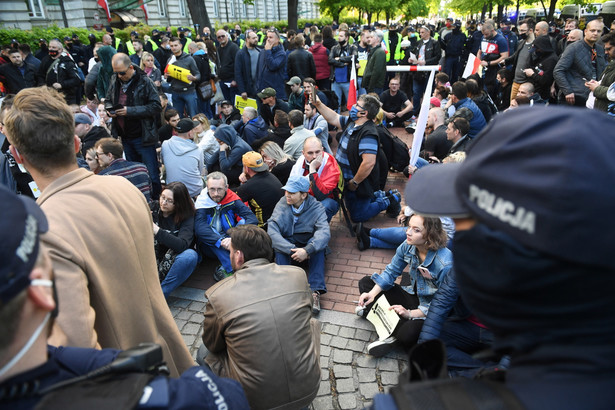 Protest przedsiębiorców w Warszawie. Uczestnicy chcą nocować przed kancelarią premiera