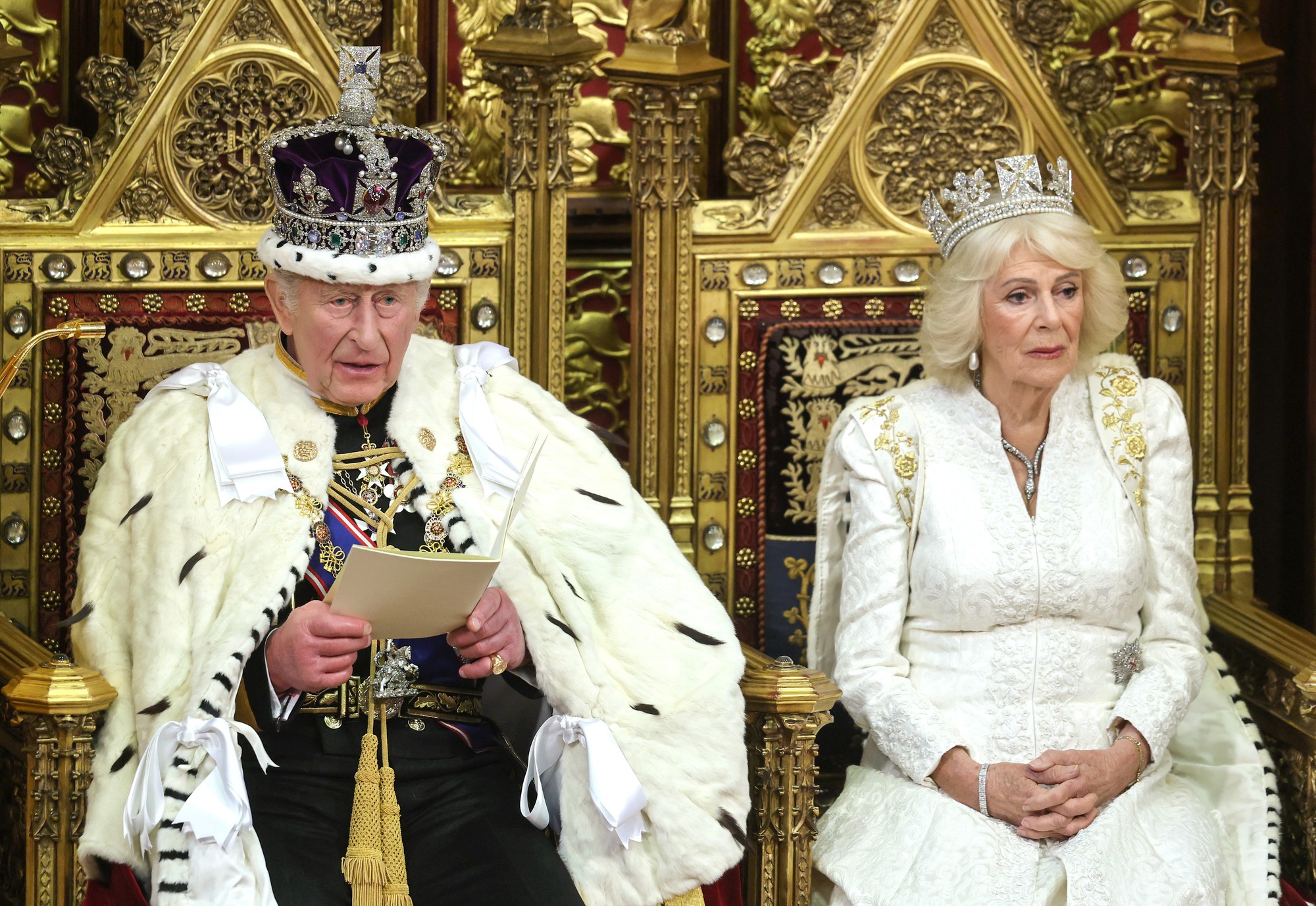 Britský kráľ Karol III. a kráľovná Kamila na slávnostnom otvorení parlamentu vo Westminsterskom paláci v Londýne v stredu 13. mája 2026. 
