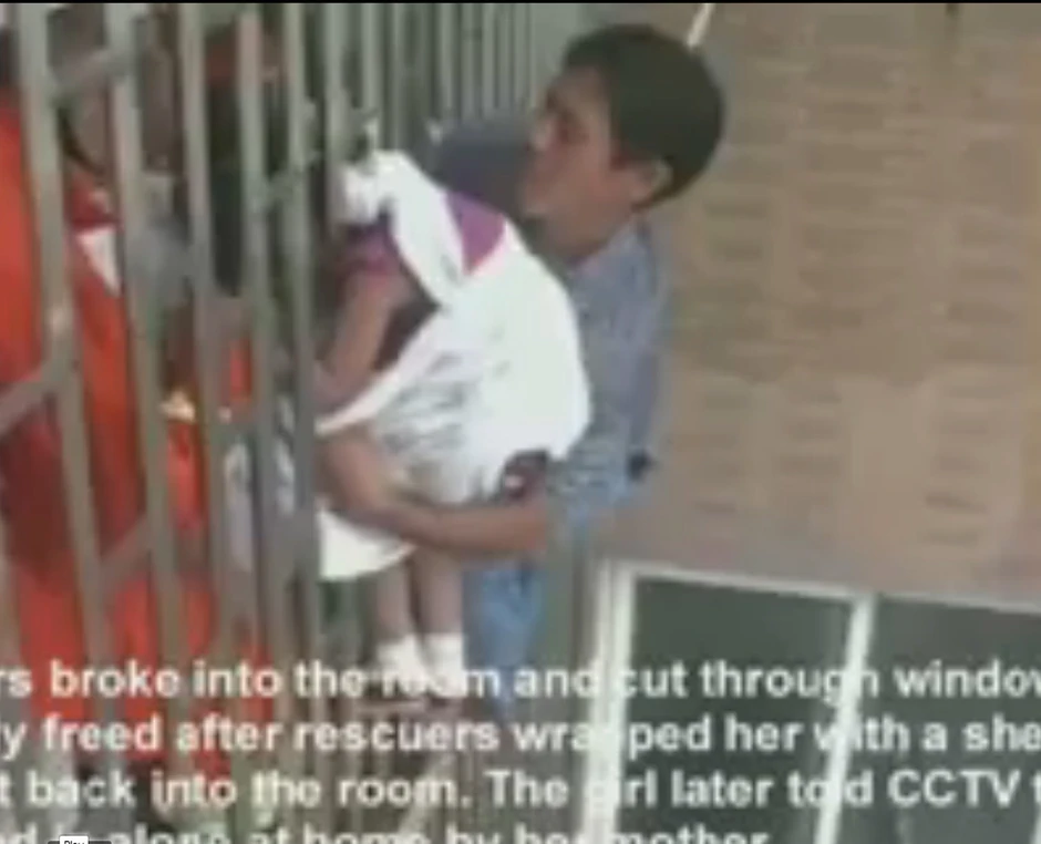 Komšija se vezao konopcem oko struka, spustio se do deteta, i pridržavao ga dok spasioci nisu stigli