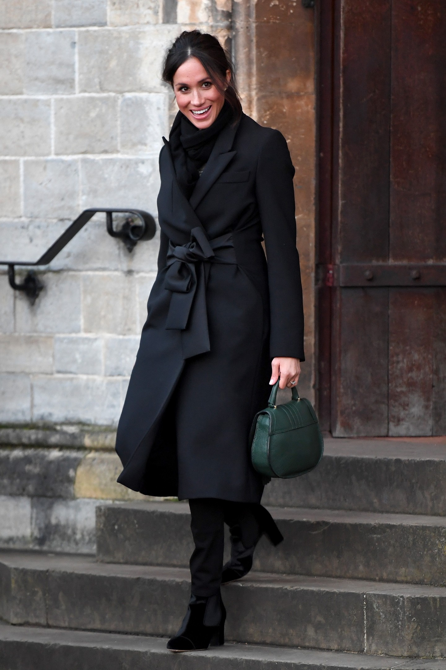 Meghan Markle nem egyszer jelent meg tetőtől talpig monokróm fekete összeállításban a királyi látogatások során, pedig ezt tradicionálisan csak gyász idején szokás
