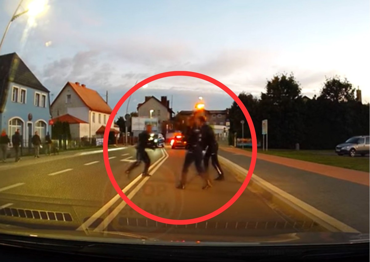 Policjanci walczyli z młodym mężczyzną na środku ulicy