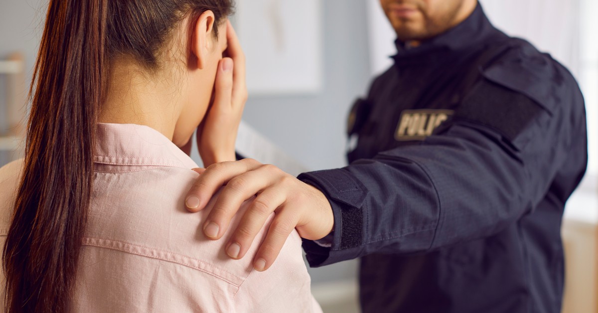 Krzyki, awantury, płacz dzieci za ścianą. Jakie kroki podjąć, by zgłosić przemoc?