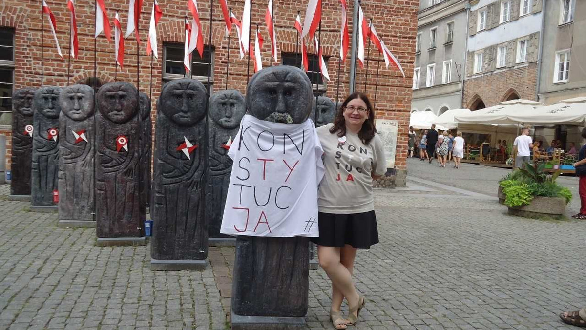 Olsztyn. Marta Kamińska i baby w koszulkach "Konstytucja"