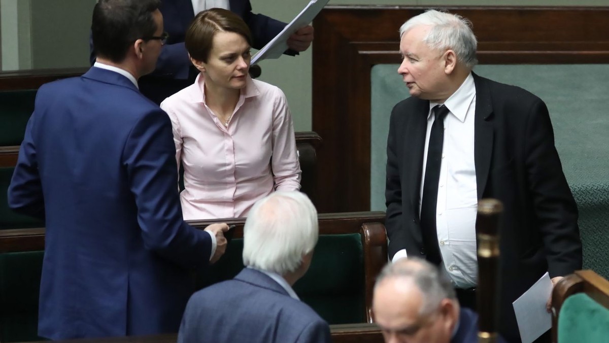 "Faktyczny przywódca Polski Jarosław Kaczyński wykorzystuje koronawirusa, aby dalej demontować demokrację" - pisze w poniedziałek "Sueddeutsche Zeitung", komentując zmiany w polskim kodeksie wyborczym. Z kolei "Frankfurter Allgemeine Zeitung" zwraca uwagę, że część obozu rządzącego może porozumieć się z opozycją i doprowadzić do przeniesienia wyborów na 2021 r.