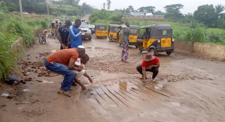 Residents of Isu Aniocha and Mgbakwu doing patch works on Obibia Bridge, linking Awka South Local Government Area through Okpuno to Awka North Local Government Area. [NAN]