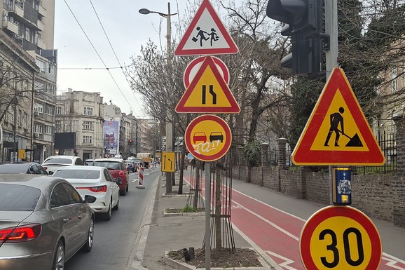 (FOTO, MAPA) GUŽVA U TAKOVSKOJ! Vozači zarobljeni u "čepu" zbog radova: Kolone se prave u ovom delu ulice: Izmenjen i gradski prevoz