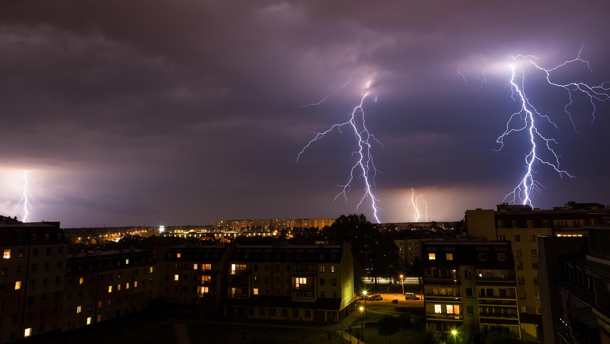 Gdzie jest burza? Czy dziś nad Polską będą burze? Instytut Meteorologii i Gospodarki Wodnej wydał ostrzeżenia przeciwko burzami i burzami z gradem dla czterech województw. Sprawdź, gdzie dziś może być niebezpiecznie.