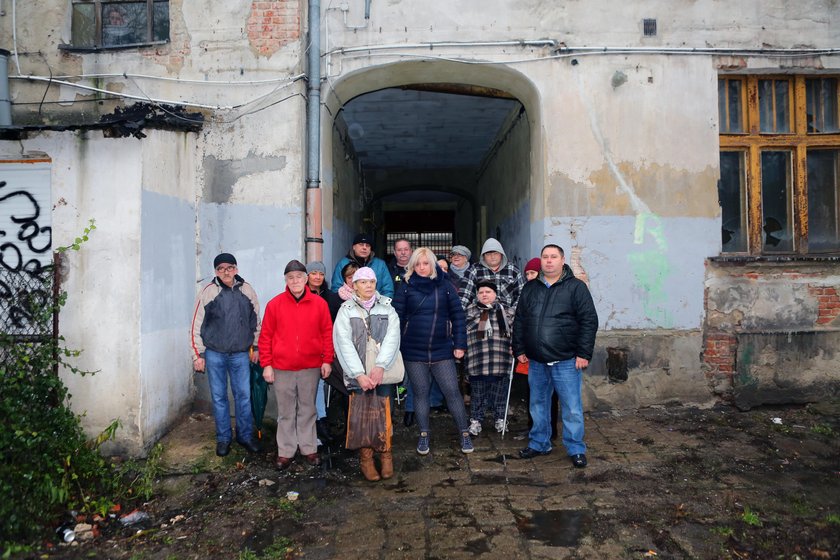 Mieszkańcy ulicy Abramowskiego toną w śmieciach. Urzędnicy postawili im kosze pod oknami